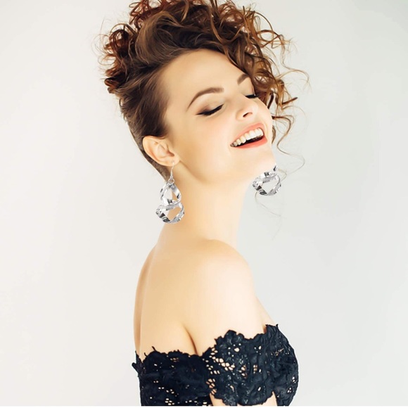 💎 Silver Drop Dangle Earrings - Picture 3 of 6